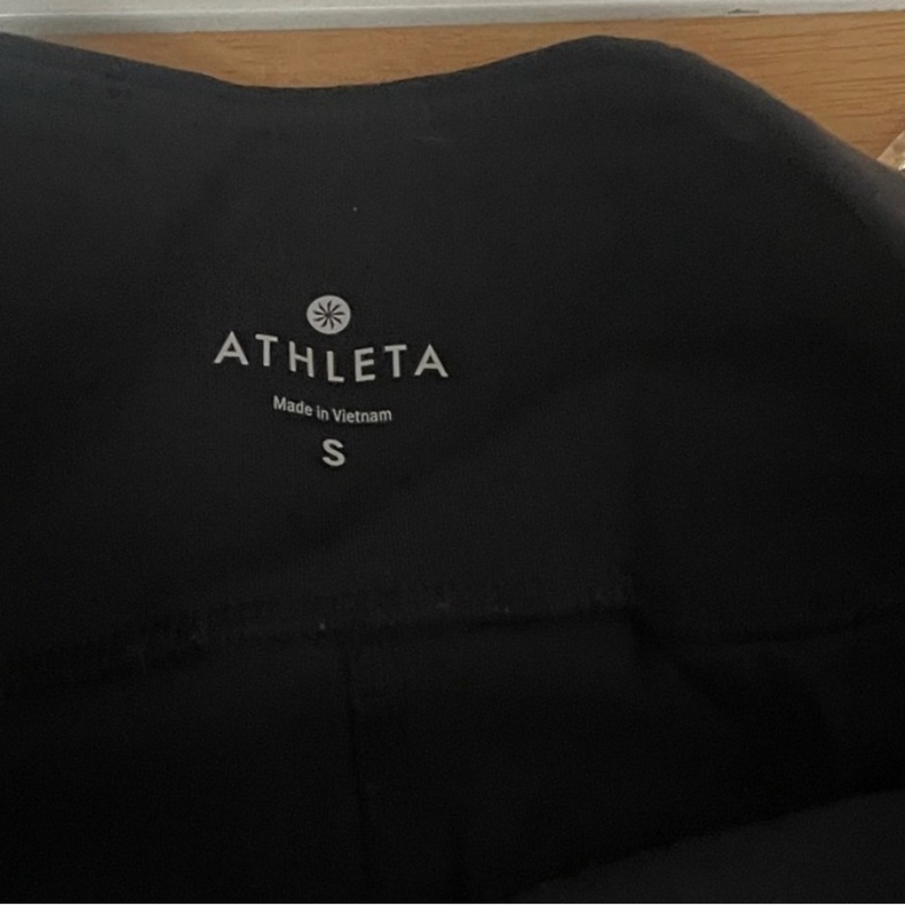 Athleta sml Black pantswith zippers on the outside- NWOT